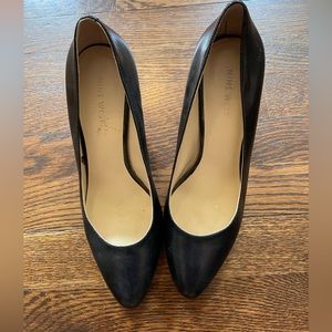 Nine West brand size eight (8) black leather pumps/ heels